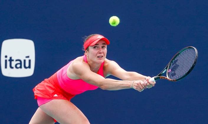 SPORT Bilder des Tages March 23, 2025, Miami, Florida, USA: Elina Svitolina (UKR) returns a shot from Karolina Muchova (not pictured) during the women s singles third round match at the 2025 Miami Open presented by Itau at Hard Rock Stadium. Miami USA - ZUMAw109 20250323_fap_w109_007 Copyright: xDebbyxWongx