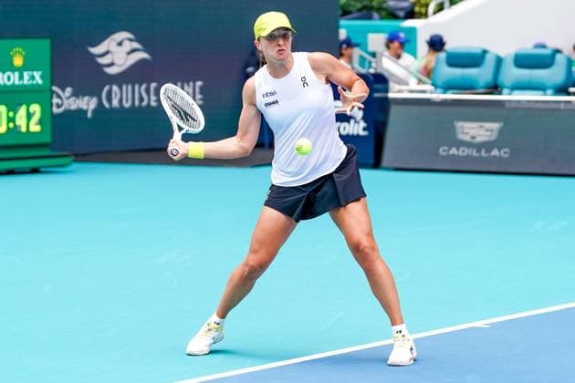 March 23, 2025, Miami, Florida, USA: Iga Swiatek (POL) returns a shot to Elise Mertens (not pictured) during the women s singles third round match at the 2025 Miami Open presented by Itau at Hard Rock Stadium. Miami USA - ZUMAw109 20250323_fap_w109_020 Copyright: xDebbyxWongx