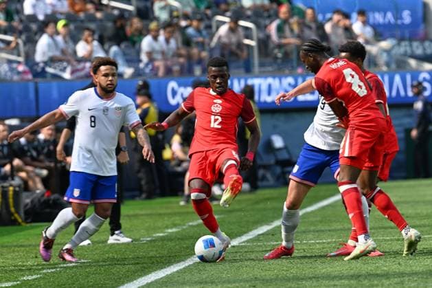 RECORD DATE NOT STATED IV CONCACAF NATIONS LEAGUE 2024-2025 Canada vs United States - Third Place Weston McKennie (L) of United States fights for the ball with Tani Oluwaseyi (R) of Canada during the Third Place match between Canada and United States as part Final Four of the Concacaf Nations League 2024-2025 at SoFi Stadium on March 23, 2025 in Inglewood, Los Angeles, California, United States. INGLEWOOD LOS ANGELES CALIFORNIA UNITED STATES  Copyright: xDavidxLeahx 20250323163028_CNL_2025_3P_CAN_USA_OLUWASEYI83