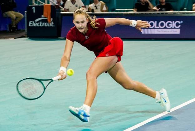 March 23, 2025, Miami, Florida, USA: Mirra Andreeva returns a shot from Amanda Anisimova (not pictured) during the women s singles third round match at the 2025 Miami Open presented by Itau at Hard Rock Stadium. Miami USA - ZUMAw109 20250323_fap_w109_062 Copyright: xDebbyxWongx