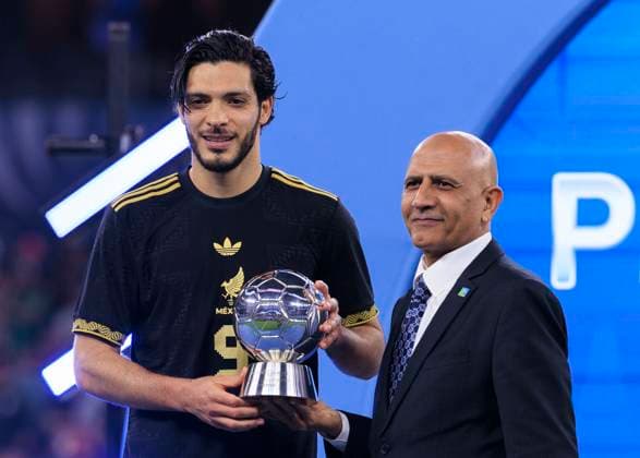 March 23, 2025, Inglewood, California, USA: Raul Jimenez 9 of Mexico receives his Best Player trophy during the CONCACAF Nations League Cup award ceremony on Sunday March 23, 2025 at SoFi Stadium in Inglewood, California. Mexico defeats Panama, 2-1. Mexico wins CONCACAF Nations League Cup. ARIANA RUIZ PI Inglewood USA - ZUMAp124 20250323_zaa_p124_072 Copyright: xArianaxRuizx