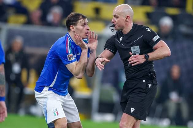 23 03 2025, Football, Quarter-final UEFA Nations League, Germany Italy, Signal Iduna Park, Season 2024 2025 Nicolo Barella ITA 18 gesticulating next to the referee DFB regulations prohibit any use of photographs as image sequences and or quasi video North Rhine-Westphalia Germany