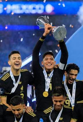 March 23, 2025, Inglewood, California, USA: Captain, Edson Alvarez 4 of Mexico lifts the CONCACAF Nations League Cup trophy after winning the Final game against Panama on Sunday March 23, 2025 at SoFi Stadium in Inglewood, California. Mexico defeats Panama, 2-1. JAVIER ROJAS PI Inglewood USA - ZUMAp124 20250323_zaa_p124_079 Copyright: xJavierxRojasx