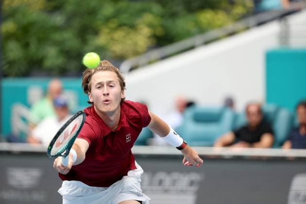 March 23, 2025, Miami Gardens, Florida, United States Of America: MIAMI GARDENS, FLORIDA - MARCH 23: Sebastian Korda of the United States defeats Stefanos Tsitsipas of Greece during Day 6 of the Miami Open at Hard Rock Stadium on March 23, 2025 in Miami Gardens, Florida....People: Sebastian Korda Miami Open 2025 - Day 6  - ZUMAs214 20250323_ada_s214_128 Copyright: xSMGx