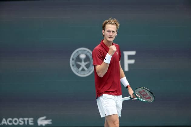 March 23, 2025, Miami Gardens, Florida, United States Of America: MIAMI GARDENS, FLORIDA - MARCH 23: Sebastian Korda of the United States defeats Stefanos Tsitsipas of Greece during Day 6 of the Miami Open at Hard Rock Stadium on March 23, 2025 in Miami Gardens, Florida....People: Sebastian Korda Miami Gardens United States Of America - ZUMAs214 20250323_ada_s214_152 Copyright: xSMGx