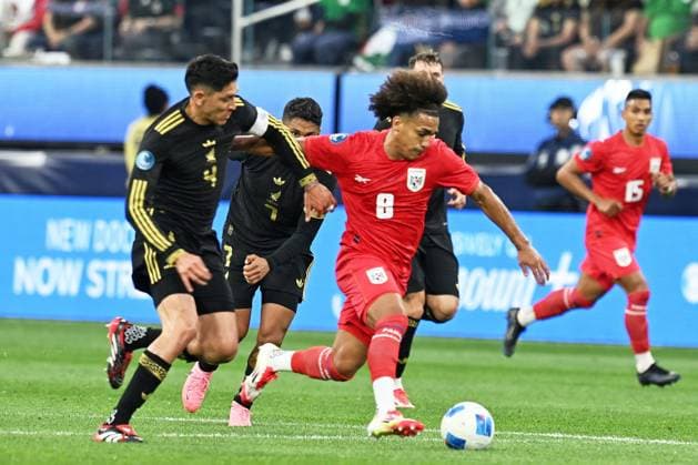 RECORD DATE NOT STATED IV CONCACAF NATIONS LEAGUE 2024-2025 Mexico vs Panama - Final Edson Alvarez (L) of Mexico fights for the ball with Adalberto Carrasquilla (R of Panama during the Final match between Mexican national team, Nationalteam (Mexico) and Panama as part Final Four of the Concacaf Nations League 2024-2025 at SoFi Stadium on March 23, 2025 in Inglewood, Los Angeles, California, United States. INGLEWOOD LOS ANGELES CALIFORNIA UNITED STATES  Copyright: xDavidxLeahx 20250323200327_CNL_2025_F_MEX_PAN_CARRASQUILLA113