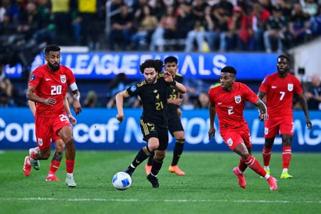 RECORD DATE NOT STATED IV CONCACAF NATIONS LEAGUE 2024-2025 Mexico vs Panama - Final Anibal Godoy (L) of Panama, Cesar Huerta (C) of Mexico and Cesar Blackman (R) of Panama during the Final match between Mexican national team, Nationalteam (Mexico) and Panama as part Final Four of the Concacaf Nations League 2024-2025 at SoFi Stadium on March 23, 2025 in Inglewood, Los Angeles, California, United States. INGLEWOOD LOS ANGELES CALIFORNIA UNITED STATES  Copyright: xJorgexMartinezx 20250323203542_CNL_2025_F_MEX_PAN_HUERTA167