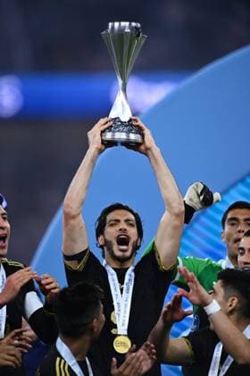 RECORD DATE NOT STATED IV CONCACAF NATIONS LEAGUE 2024-2025 Mexico vs Panama - Final Raul Jimenez of Mexico lifts the champions trophy during the Final match between Mexican national team, Nationalteam (Mexico) and Panama as part Final Four of the Concacaf Nations League 2024-2025 at SoFi Stadium on March 23, 2025 in Inglewood, Los Angeles, California, United States. INGLEWOOD LOS ANGELES CALIFORNIA UNITED STATES  Copyright: xAdrianxMaciasx 20250323215322_CNL_2025_F_MEX_PAN_JIMENEZ239