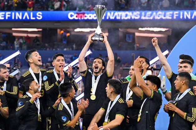 RECORD DATE NOT STATED IV CONCACAF NATIONS LEAGUE 2024-2025 Mexico 2-1 Panama - Final Raul Jimenez of Mexico lifts the champions trophy with Players during the Final match between Mexican national team, Nationalteam (Mexico) and Panama as part Final Four of the Concacaf Nations League 2024-2025 at SoFi Stadium on March 23, 2025 in Inglewood, Los Angeles, California, United States. INGLEWOOD LOS ANGELES CALIFORNIA UNITED STATES  Copyright: xJorgexMartinezx 20250323220302_CNL_2025_F_MEX_PAN_JIMENEZ262