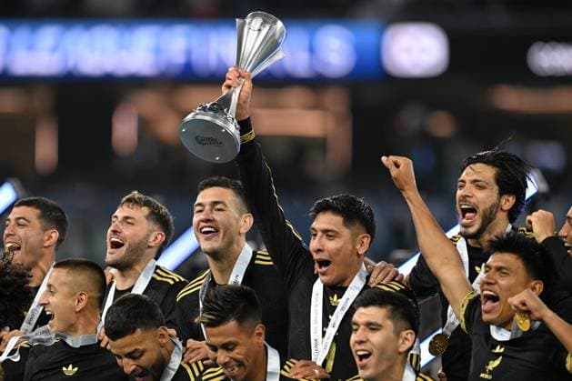 RECORD DATE NOT STATED IV CONCACAF NATIONS LEAGUE 2024-2025 Mexico vs Panama - Final Cesar Montes, Edson Alvarez, Raul Jimenez of Mexico lifts the champions trophy with Players during the Final match between Mexican national team, Nationalteam (Mexico) and Panama as part Final Four of the Concacaf Nations League 2024-2025 at SoFi Stadium on March 23, 2025 in Inglewood, Los Angeles, California, United States. INGLEWOOD LOS ANGELES CALIFORNIA UNITED STATES  Copyright: xDavidxLeahx 20250323220350_CNL_2025_F_MEX_PAN_ALVAREZ270
