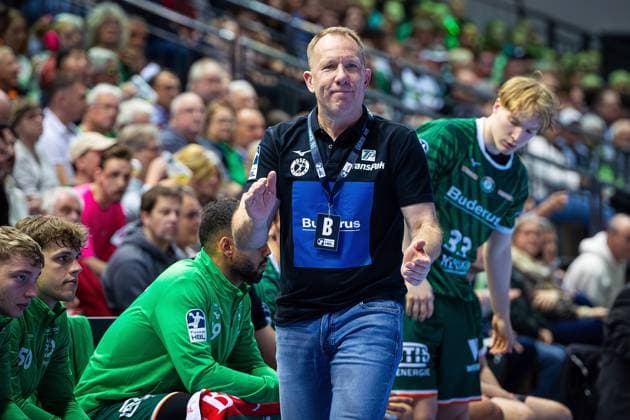 23 03 2025, xovx, Handball DAIKIN Handball Bundesliga, HSG Wetzlar FRISCH AUF Göppingen Coach Frank Carstens HSG Wetzlar Wetzlar Buderus Arena Hessen Germany EN
