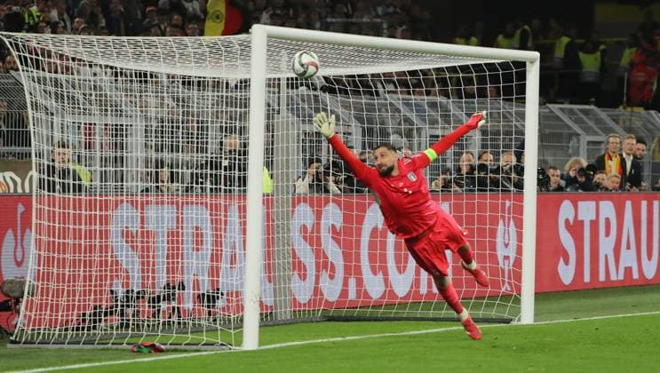 Goalkeeper Gianluigi Donnarumma, free kick Joshua Kimmich narrowly misses the goal Single image Crop action Sport Football Soccer Nations League international match national team DFB men season 2024 2025 23 03 2025 Germany GER vs Italy ITA DFL regulations prohibit any use of photographs as image sequences and or quasi video