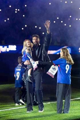 Bilder des Jahres 2025, Sport 03 März Sport Themen der Woche KW12 SPORT Bilder des Tages Olivier Giroud reçoit un hommage au Stade de France avant le match France - Croatie Olivier Giroud, entouré de ses enfants Aria, Aaron, Evan et Jade, reçoit un hommage au Stade de France avant le Quart de finale de la Ligue des Nations de l UEFA 2025 France - Croatie (2-0 tab 5-4) au Stade de France à Saint-Denis, le 23 mars 2025. Cyril Moreau Bestimage Olivier Giroud, surrounded by his children Aria, Aaron, Evan and Jade, receives a tribute at the Stade de France before the 2025 UEFA Nations League Quarter-final France - Croatia (2-0 5-4 on penalty shootout) at the Stade de France in Saint-Denis, on March 23, 2025. Saint-Denis France  Copyright: xCYRILxMOREAUx xBESTIMAGExCYRILxMOREAUx xBESTIMAGEx