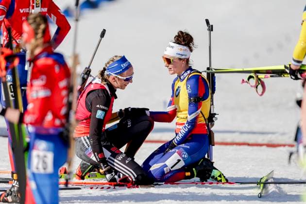Bilder des Jahres 2025, Sport 03 M?rz Biathlon World Cup in Holmenkollen 2025 Oslo 20250323. Winner Franziska Preu? from Germany gives third place winner Lou Jeanmonnot from France a hug after the women s mass start 12.5 km biathlon in the World Cup in Holmenkollen on Sunday. Photo: Thomas Andersen NTB Oslo Norway EDITORIAL USE ONLY. RESTRICTED USE FOR BETTING COMPANIES Ref:1N1arsBaKlY.jpg *** Biathlon World Cup in Holmenkollen 2025 Oslo 20250323 Winner Franziska Preu? from Germany gives third place winner Lou Jeanmonnot from France a hug after the women s mass start 12 5 km biathlon in the World Cup in Holmenkollen on Sunday Photo Thomas Andersen NTB Oslo Norway EDITORIAL USE ONLY RESTRICTED USE FOR BETTING COMPANIES  Copyright: xThomasxAndersenx xNTBx