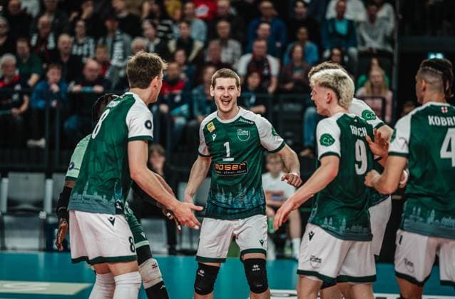 Volleyball Men Season 2024 2025 Volleyball Bundesliga Playoff Quarterfinals Game 1 SVG Lüneburg vs FT 1844 Freiburg 24 03 2025 The FT 1844 Freiburg team cheers with Luc Hartmann 1 FT 1844 Freiburg Lüneburg LKH Arena Niedersachsen Germany