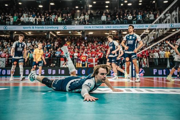 Volleyball Men Season 2024 2025 Volleyball Bundesliga Playoff Quarterfinals Game 1 SVG Lüneburg vs FT 1844 Freiburg 24 03 2025 Michael Patrick Wright 3 SVG Lüneburg chasing the ball Lüneburg LKH Arena Niedersachsen Germany