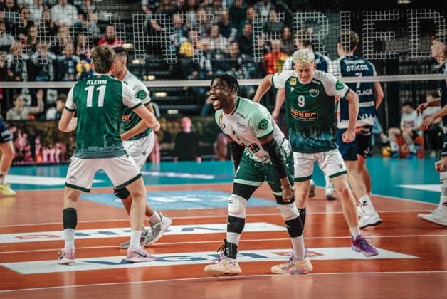 Volleyball Men Season 2024 2025 Volleyball Bundesliga Playoff Quarterfinals Game 1 SVG Lüneburg vs FT 1844 Freiburg 24 03 2025 Timothy McIntosh 2 FT 1844 Freiburg cheers with the team Lüneburg LKH Arena Niedersachsen Germany