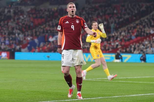 England v Latvia 2026 FIFA World Cup, WM, Weltmeisterschaft, Fussball Qualifiers Vladislavs Gutkovskis of Latvia capitalises on a mix up between Jordan Pickford of England and Marc Guehi of England but misses the target with his shot during the 2026 FIFA World Cup Qualifiers Group K match at Wembley Stadium, London UK Newspapers OUT Copyright: xPaulxChestertonx FIL-21625-0054