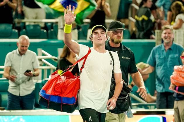 March 24, 2025, Miami, Florida, USA: Joao Fonseca (BRA) waves to the crowd after being defeated by Alex deMinaur (not pictured) after the men s singles third round match at the 2025 Miami Open presented by Itau at Hard Rock Stadium. Miami USA - ZUMAw109 20250324_fap_w109_080 Copyright: xDebbyxWongx