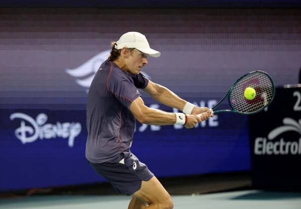March 24, 2025, Miami Gardens, Florida, United States Of America: MIAMI GARDENS, FLORIDA - MARCH 24: Alex de Minaur of Australia defeats Joao Fonseca of Brazil during their match on day 7 of the Miami Open at Hard Rock Stadium on March 24, 2025 in Miami Gardens, Florida. ...People: Alex de Minaur Miami Open 2025 - Day 7  - ZUMAs214 20250324_ada_s214_014 Copyright: xSMGx