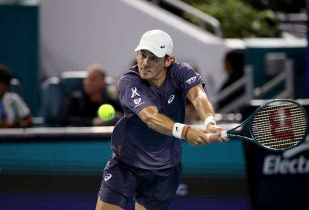 March 24, 2025, Miami Gardens, Florida, United States Of America: MIAMI GARDENS, FLORIDA - MARCH 24: Alex de Minaur of Australia defeats Joao Fonseca of Brazil during their match on day 7 of the Miami Open at Hard Rock Stadium on March 24, 2025 in Miami Gardens, Florida. ...People: Alex de Minaur Miami Gardens United States Of America - ZUMAs214 20250324_ada_s214_012 Copyright: xSMGx