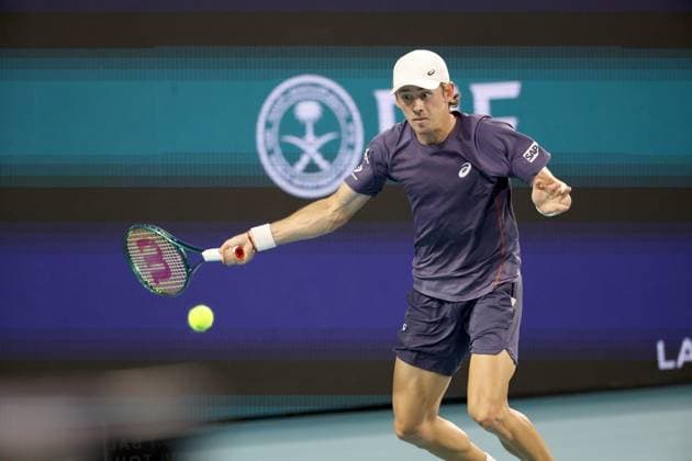 March 24, 2025, Miami Gardens, Florida, United States Of America: MIAMI GARDENS, FLORIDA - MARCH 24: Alex de Minaur of Australia defeats Joao Fonseca of Brazil during their match on day 7 of the Miami Open at Hard Rock Stadium on March 24, 2025 in Miami Gardens, Florida. ...People: Alex de Minaur Miami Gardens United States Of America - ZUMAs214 20250324_ada_s214_016 Copyright: xSMGx
