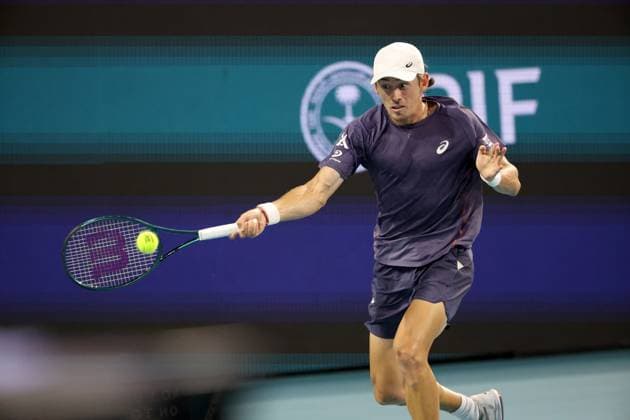 March 24, 2025, Miami Gardens, Florida, United States Of America: MIAMI GARDENS, FLORIDA - MARCH 24: Alex de Minaur of Australia defeats Joao Fonseca of Brazil during their match on day 7 of the Miami Open at Hard Rock Stadium on March 24, 2025 in Miami Gardens, Florida. ...People: Alex de Minaur Miami Gardens United States Of America - ZUMAs214 20250324_ada_s214_031 Copyright: xSMGx