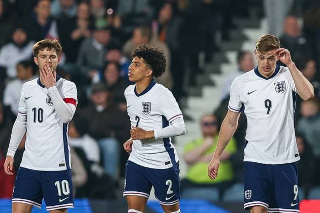 England v Portugal - Men s U21, U 21 International James McAtee ( 10), Rico Lewis ( 2), and Liam Delap ( 9) of England U21s head to restart following goal number 3 during the Under 21 International Friendly, Länderspiel, Nationalmannschaft match between England and Portugal at The Hawthorns in West Bromwich, England, on March 24, 2025. West Bromwich West Midlands United Kingdom  Copyright: xMIxNewsx originalFilename:fletcher-englandu250324_np86L.jpg