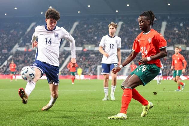 England v Portugal - Men s U21, U 21 International 24, Joelson Fernandes of Portugal U21s fires the ball past 14, Archie Gray of England U21s during the Under 21 International Friendly, Länderspiel, Nationalmannschaft match between England and Portugal at The Hawthorns in West Bromwich, England, on March 24, 2025. West Bromwich West Midlands United Kingdom  Copyright: xMIxNewsx originalFilename:fletcher-englandu250324_npoHt.jpg