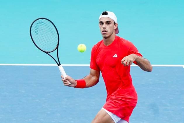 March 25, 2025, Miami, Florida, USA: Francisco Cerundolo (ARG) returns a shot to Casper Ruud (not pictured) during the men s singles fourth round match at the 2025 Miami Open presented by Itau at Hard Rock Stadium. Miami USA - ZUMAw109 20250325_fap_w109_033 Copyright: xDebbyxWongx