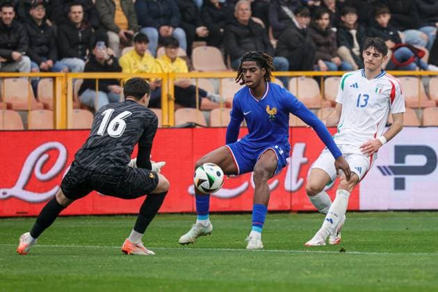 Catanzaro, Italy, 25th March 2025, Nicola Ceravolo Stadium: Mathys Niflore (16 France) intervenes early on the attack by NiccolÃ² Fortini (13 Italy) during the UEFA Under-19 Championship 2025, Elite Round, Group 5, match between Italy and France at Nicola Ceravolo Stadium, Italy. Francesco Farina SPP (FRANCESCO FARINA SPP) Copyright: xFRANCESCOxFARINAx xSPPx spp-en-FrFa-_O2A3539