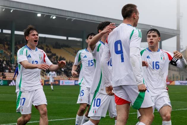 Catanzaro, Italy, 25th March 2025, Nicola Ceravolo Stadium: Italy team players celebrate after the goal scored by Francesco Camarda (9 Italy) during the UEFA Under-19 Championship 2025, Elite Round, Group 5, match between Italy and France at Nicola Ceravolo Stadium, Italy. Francesco Farina SPP (FRANCESCO FARINA SPP) Copyright: xFRANCESCOxFARINAx xSPPx spp-en-FrFa-_O2A3593
