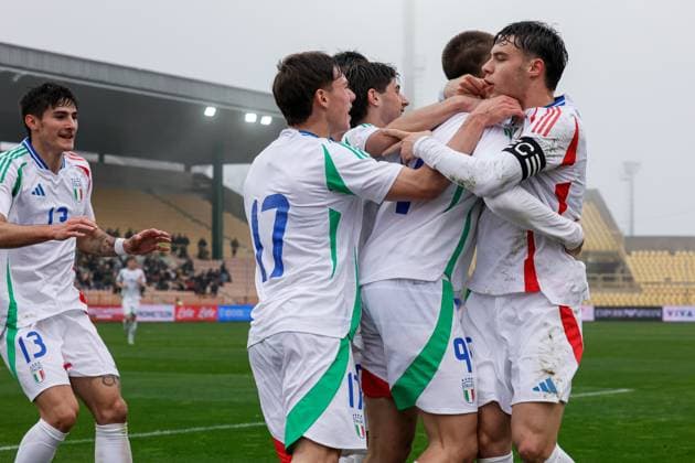 Catanzaro, Italy, 25th March 2025, Nicola Ceravolo Stadium: Italy team players celebrate after the goal scored by Francesco Camarda (9 Italy) during the UEFA Under-19 Championship 2025, Elite Round, Group 5, match between Italy and France at Nicola Ceravolo Stadium, Italy. Francesco Farina SPP (FRANCESCO FARINA SPP) Copyright: xFRANCESCOxFARINAx xSPPx spp-en-FrFa-_O2A3595