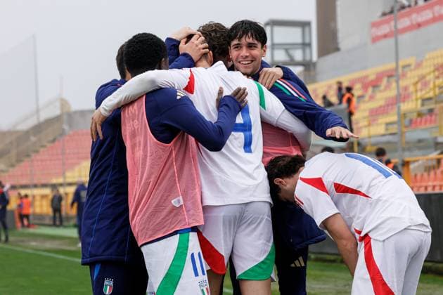 Catanzaro, Italy, 25th March 2025, Nicola Ceravolo Stadium: Italy team players celebrate after the goal scored by Francesco Camarda (9 Italy) during the UEFA Under-19 Championship 2025, Elite Round, Group 5, match between Italy and France at Nicola Ceravolo Stadium, Italy. Francesco Farina SPP (FRANCESCO FARINA SPP) Copyright: xFRANCESCOxFARINAx xSPPx spp-en-FrFa-_O2A3622