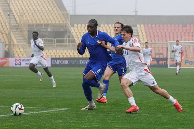 Catanzaro, Italy, 25th March 2025, Nicola Ceravolo Stadium: Lorenzo Venturino (17 Italy) and Jaydee Canvot (6 France) in action during the UEFA Under-19 Championship 2025, Elite Round, Group 5, match between Italy and France at Nicola Ceravolo Stadium, Italy. Francesco Farina SPP (FRANCESCO FARINA SPP) Copyright: xFRANCESCOxFARINAx xSPPx spp-en-FrFa-_O2A3652
