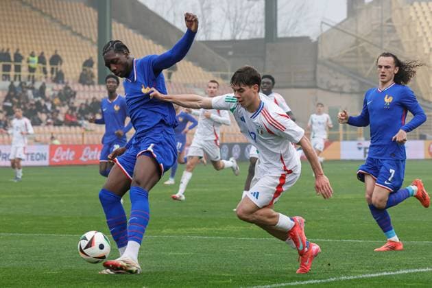 Catanzaro, Italy, 25th March 2025, Nicola Ceravolo Stadium: Lorenzo Venturino (17 Italy) and Jaydee Canvot (6 France) in action during the UEFA Under-19 Championship 2025, Elite Round, Group 5, match between Italy and France at Nicola Ceravolo Stadium, Italy. Francesco Farina SPP (FRANCESCO FARINA SPP) Copyright: xFRANCESCOxFARINAx xSPPx spp-en-FrFa-_O2A3660