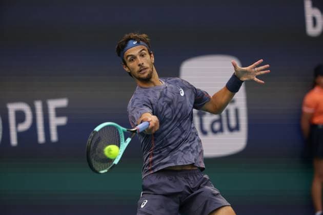 March 25, 2025, Miami Gardens, Florida, United States Of America: MIAMI GARDENS, FLORIDA - MARCH 25: Novak Djokovic of Serbia defeats Lorenzo Musetti of Italy in the fourth round of the men s singles during Day 8 of the Miami Open at Hard Rock Stadium on March 25, 2025 in Miami Gardens, Florida....People: Lorenzo Musetti Miami Open 2025 - Day 8  - ZUMAs214 20250325_ada_s214_134 Copyright: xSMGx