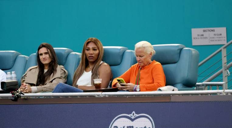 March 25, 2025, Miami Gardens, Florida, United States Of America: MIAMI GARDENS, FLORIDA - MARCH 25: Serena Williams looks on at the match between Novak Djokovic of Serbia as he defeats Lorenzo Musetti of Italy in the fourth round of the men s singles during Day 8 of the Miami Open at Hard Rock Stadium on March 25, 2025 in Miami Gardens, Florida....People: Serena Williams, Jill Smoller Miami Gardens United States Of America - ZUMAs214 20250325_ada_s214_172 Copyright: xSMGx