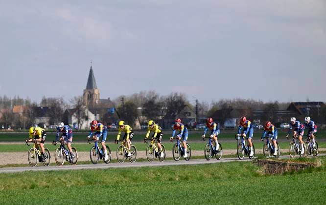 Classic Brugge De Panne 2025 cycling race DE PANNE, BELGIUM - MARCH 26 : illustration picture peloton during the Men Elite UCI World Tour 49th Classic Brugge De Panne cycling race with start in Brugge and finish in De Panne (195,6 km) on March 26, 2025 in De Panne, Belgium, 26 03 2025 ( Motordriver Kenny Verfaillie & De Panne Belgium  Copyright: xNicoxVereeckenx