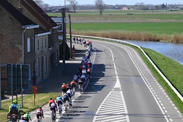 Classic Brugge De Panne 2025 cycling race DE PANNE, BELGIUM - MARCH 26 : illustration picture peloton during the Men Elite UCI World Tour 49th Classic Brugge De Panne cycling race with start in Brugge and finish in De Panne (195,6 km) on March 26, 2025 in De Panne, Belgium, 26 03 2025 ( Motordriver Kenny Verfaillie & De Panne Belgium  Copyright: xNicoxVereeckenx