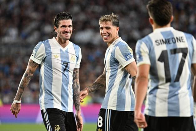 Argentina Vs Brasil FIFA World Cup, WM, Weltmeisterschaft, Fussball 2026 Qualifiers BUENOS AIRES, ARGENTINA - MARCH 25: Rodrigo De Paul; Enzo Fernandez and Giulano Simeone of Argentina smiles during a match between Argentina Vs Brasil as part of World Cup 2026 Qualifiers at Estadio Mas Monumental on March 25, 2025 in BuenosAires, Argentina. Buenos Aires Buenos Aires Argentina Copyright: xIMAGOx xPhotoCero5x xLucianoxBisbalxPhotoCero5x