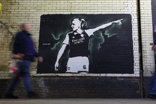 Sport Bilder des Tages London, England, 26th March 2025. A painting of Leah Williamson of Arsenal as a fan walks towards the stadium before the UEFA Womens Champions League match at the Emirates Stadium, London. Picture credit should read: Paul Terry Sportimage EDITORIAL USE ONLY. No use with unauthorised audio, video, data, fixture lists, club league logos or live services. Online in-match use limited to 120 images, no video emulation. No use in betting, games or single club league player publications. SPI_001_PT_Arsenal_w_Real_Madrid_w SPI-3768-0001