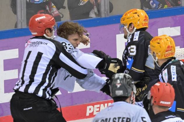 Sport Themen der Woche KW13 Sport Bilder des Tages Tim Wohlgemuth (Koelner Haie 33) links und Maxim Rausch (Fischtown Pinguins 53) geraten aneinander , Fischtown Pinguins - Koelner Haie, Eishockey, Deutsche Eishockey Liga, DEL, Play Offs, Spiel 5, 26.03.2025 Bremerhaven Bremen Deutschland *** Tim Wohlgemuth Koelner Haie 33 left and Maxim Rausch Fischtown Pinguins 53 clash , Fischtown Pinguins Koelner Haie, Ice Hockey, German Ice Hockey League, DEL, Play Offs, Game 5, 26 03 2025 Bremerhaven Bremen Germany Copyright: xkolbert-press BurghardxSchreyerx
