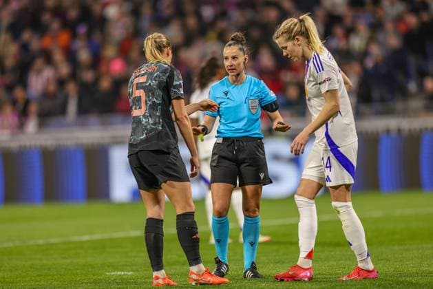 FRA, Lyon, Olympique Lyon vs FC Bayern Munich, WomenÂs Champions League, Football, UEFA, 2024 2025 season, Groupama Stadium, quarter-final, pictured from l Magdalena Eriksson FC Bayern Munich Women 5 talking to the referee and Ada Hegerberg Olympique Lyon 14 DFB DFL REGULATIONS PROHIBIT ANY USE OF PHOTOGRAPHS AS IMAGE SEQUENCES AND OR QUASI VIDEO, 26 03 2025, Copyright: HMBxMedia HendrikxHamelau