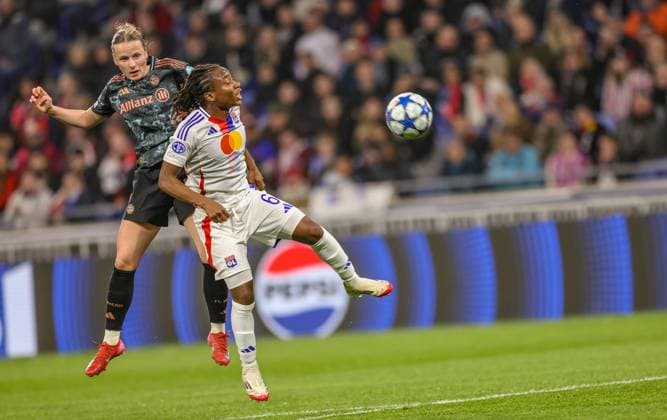 FRA, Lyon, Olympique Lyon vs FC Bayern Munich, WomenÂs Champions League, Football, UEFA, 2024 2025 season, Groupama Stadium, quarter-final, in the picture from l header duel Franziska Kett FC Bayern Munich Women 20 , Melchie Dumornay Olympique Lyon 6 DFB DFL REGULATIONS PROHIBIT ANY USE OF PHOTOGRAPHS AS IMAGE SEQUENCES AND OR QUASI VIDEO, 26 03 2025, Copyright: HMBxMedia HendrikxHamelau