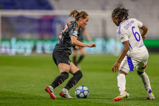 FRA, Lyon, Olympique Lyon vs FC Bayern Munich, WomenÂs Champions League, Football, UEFA, 2024 2025 season, Groupama Stadium, quarter-finals, pictured from l Sydney Lohmann FC Bayern Munich Women 12 , Melchie Dumornay Olympique Lyon 6 DFB DFL REGULATIONS PROHIBIT ANY USE OF PHOTOGRAPHS AS IMAGE SEQUENCES AND OR QUASI VIDEO, 26 03 2025, Copyright: HMBxMedia HendrikxHamelau