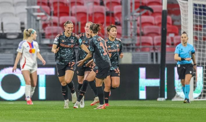 FRA, Lyon, Olympique Lyon vs FC Bayern Munich, WomenÂs Champions League, Football, UEFA, 2024 2025 season, Groupama Stadium, quarter-final, in the picture Klara Bühl FC Bayern Munich Women 17 scores the 1 0 in the second leg against Lyon and cheers with the team DFB DFL REGULATIONS PROHIBIT ANY USE OF PHOTOGRAPHS AS IMAGE SEQUENCES AND OR QUASI VIDEO, 26 03 2025, Copyright: HMBxMedia HendrikxHamelau