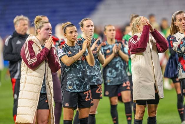 FRA, Lyon, Olympique Lyon vs FC Bayern Munich, WomenÂs Champions League, Football, UEFA, 2024 2025 season, Groupama Stadium, quarter-final, in the picture disappointed Bayern Munich players after the elimination against Lyon DFB DFL REGULATIONS PROHIBIT ANY USE OF PHOTOGRAPHS AS IMAGE SEQUENCES AND OR QUASI VIDEO, 26 03 2025, Copyright: HMBxMedia HendrikxHamelau