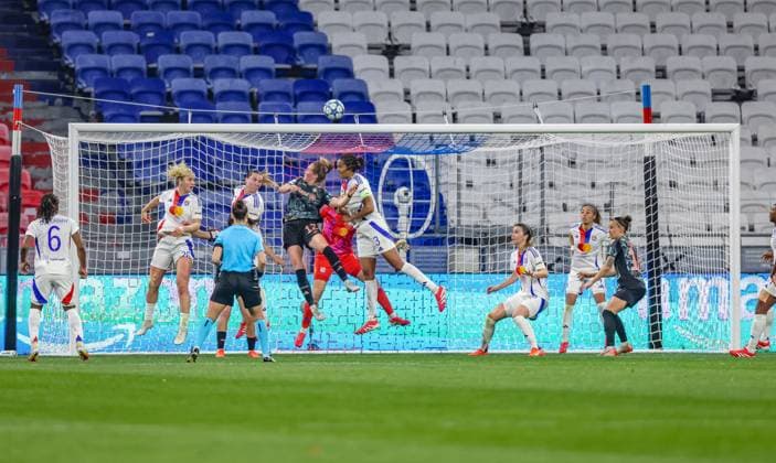 FRA, Lyon, Olympique Lyon vs FC Bayern Munich, WomenÂs Champions League, Football, UEFA, 2024 2025 season, Groupama Stadium, quarter-final, in the picture corner ball scene in the penalty area of Lyon DFB DFL REGULATIONS PROHIBIT ANY USE OF PHOTOGRAPHS AS IMAGE SEQUENCES AND OR QUASI VIDEO, 26 03 2025, Copyright: HMBxMedia HendrikxHamelau
