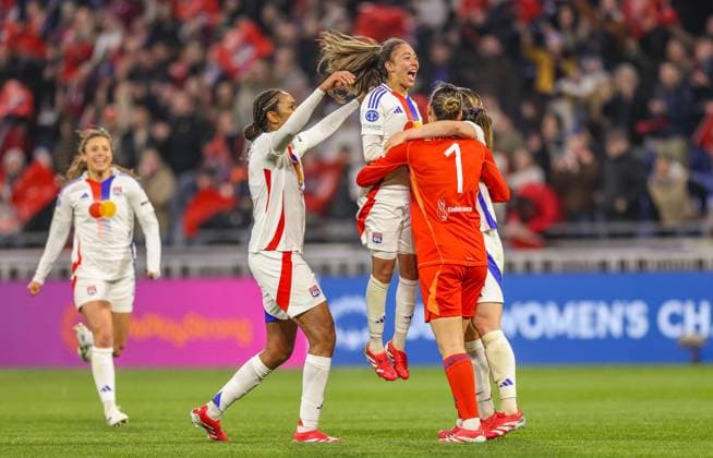 FRA, Lyon, Olympique Lyon vs FC Bayern Munich, WomenÂs Champions League, Football, UEFA, 2024 2025 season, Groupama Stadium, quarter-finals, pictured from left Vanessa Gilles Olympique Lyon 21 celebrates with Christiane Endler Olympique Lyon 1 on reaching the semi-finals DFB DFL REGULATIONS PROHIBIT ANY USE OF PHOTOGRAPHS AS IMAGE SEQUENCES AND OR QUASI VIDEO, 26 03 2025, Copyright: HMBxMedia HendrikxHamelau